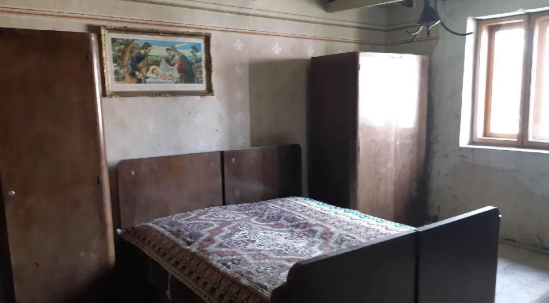 Casa de vanzare!!! - Vand casa (4 camere, bucatarie, hol - 148 mp) plus o bucatarie de vara (bucatarie, spais, spatiu depozitare si beci - 51 mp) in Resighea. Proprietatea se intinde pe o suprafata de 60 ari (curte, gradina, ograda) si dispune de apa curenta. Necesita renovare.