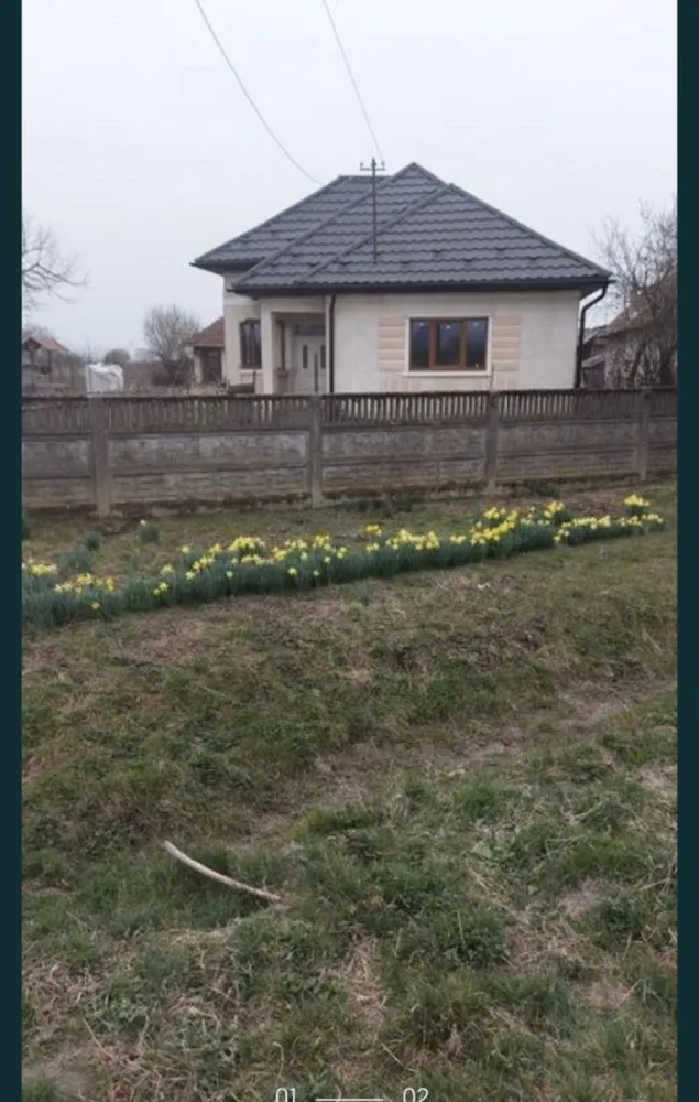 Casa Valea Vinului - Pentru cei care vor să schimbe viața la oraș... Casă cu anexe și teren suprafață 50 de arii. Branșamente curent, apă, canal, tâmplărie termopan, acoperiș nou, instalație electrică nouă, instalație apă și încălzire nouă, necesită finisaj interior. Alte detalii la telefon.