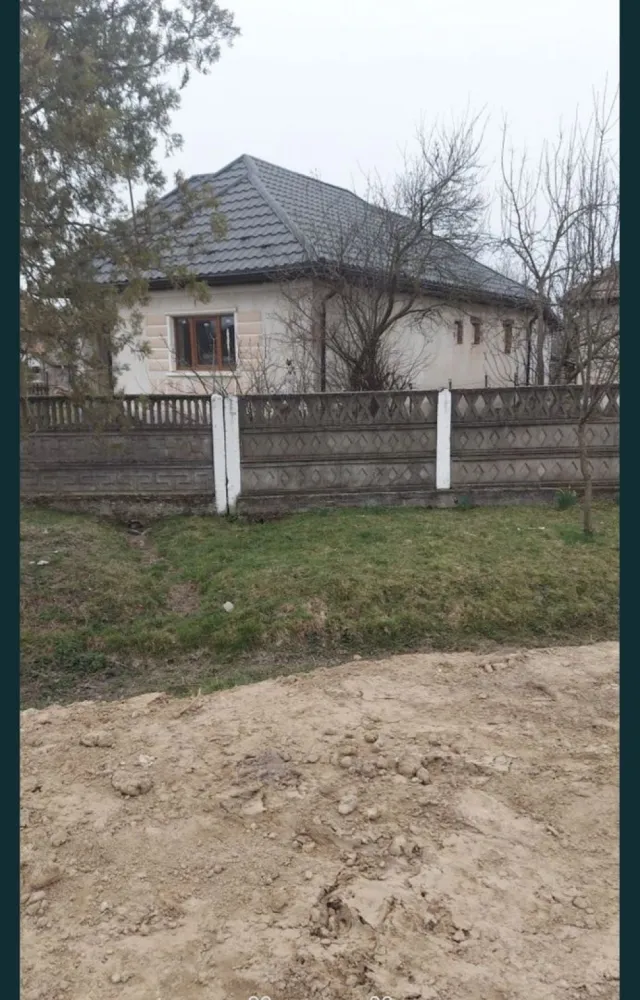 Casa Valea Vinului - Pentru cei care vor să schimbe viața la oraș... Casă cu anexe și teren suprafață 50 de arii. Branșamente curent, apă, canal, tâmplărie termopan, acoperiș nou, instalație electrică nouă, instalație apă și încălzire nouă, necesită finisaj interior. Alte detalii la telefon.