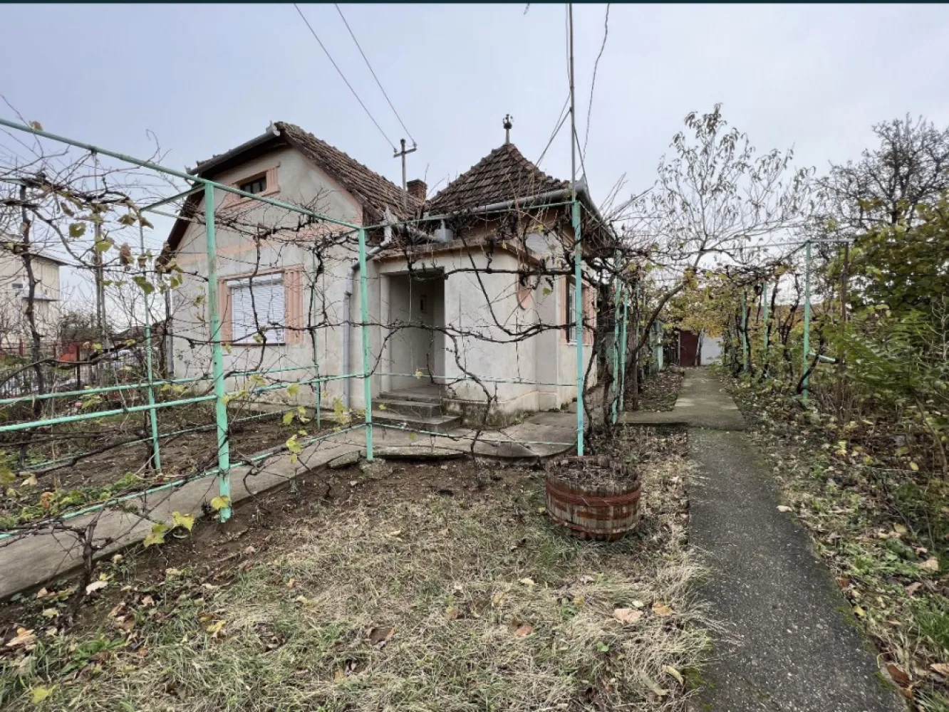 Casa de vanzare in Tasnad, SM oportunitate de investitie - Oportunitate unică de investiție în Tasnad: Casă spațioasă, cu gradina spatioasa cu potențial excepțional de venit. Caracteristici cheie: 4 camere, 2 bucatarii, baie, debara, pod, beci Suprafață de 464mp Curte privată generoasă, perfectă pentru relaxare și divertisment în aer liber Localizare: Statiunea-minune cu cea mai purã apa termalã din România, aflata in Tasnad, jud Satu-Mare vizitat de cca 300.000 oameni lunar. Proprietatea se află într-o zonă linistita din Tasnad, cu acces rapid la centrul orasului, restaurante și statiunea balneara Tasnad. Cu o investiție suplimentară pentru renovare și amenajare în stil Airbnb sau casa de vacanta, această proprietate are potențialul de a genera un profit anual impresionant multumita localizarii. Pentru mai multe detalii sau o vizionare, vă stau la dispozitie la numarul de telefon din anunt.