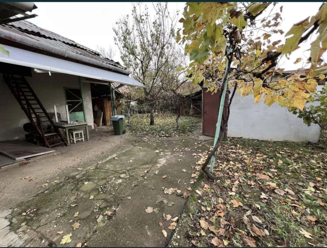 Casa de vanzare in Tasnad, SM oportunitate de investitie - Oportunitate unică de investiție în Tasnad: Casă spațioasă, cu gradina spatioasa cu potențial excepțional de venit. Caracteristici cheie: 4 camere, 2 bucatarii, baie, debara, pod, beci Suprafață de 464mp Curte privată generoasă, perfectă pentru relaxare și divertisment în aer liber Localizare: Statiunea-minune cu cea mai purã apa termalã din România, aflata in Tasnad, jud Satu-Mare vizitat de cca 300.000 oameni lunar. Proprietatea se află într-o zonă linistita din Tasnad, cu acces rapid la centrul orasului, restaurante și statiunea balneara Tasnad. Cu o investiție suplimentară pentru renovare și amenajare în stil Airbnb sau casa de vacanta, această proprietate are potențialul de a genera un profit anual impresionant multumita localizarii. Pentru mai multe detalii sau o vizionare, vă stau la dispozitie la numarul de telefon din anunt.