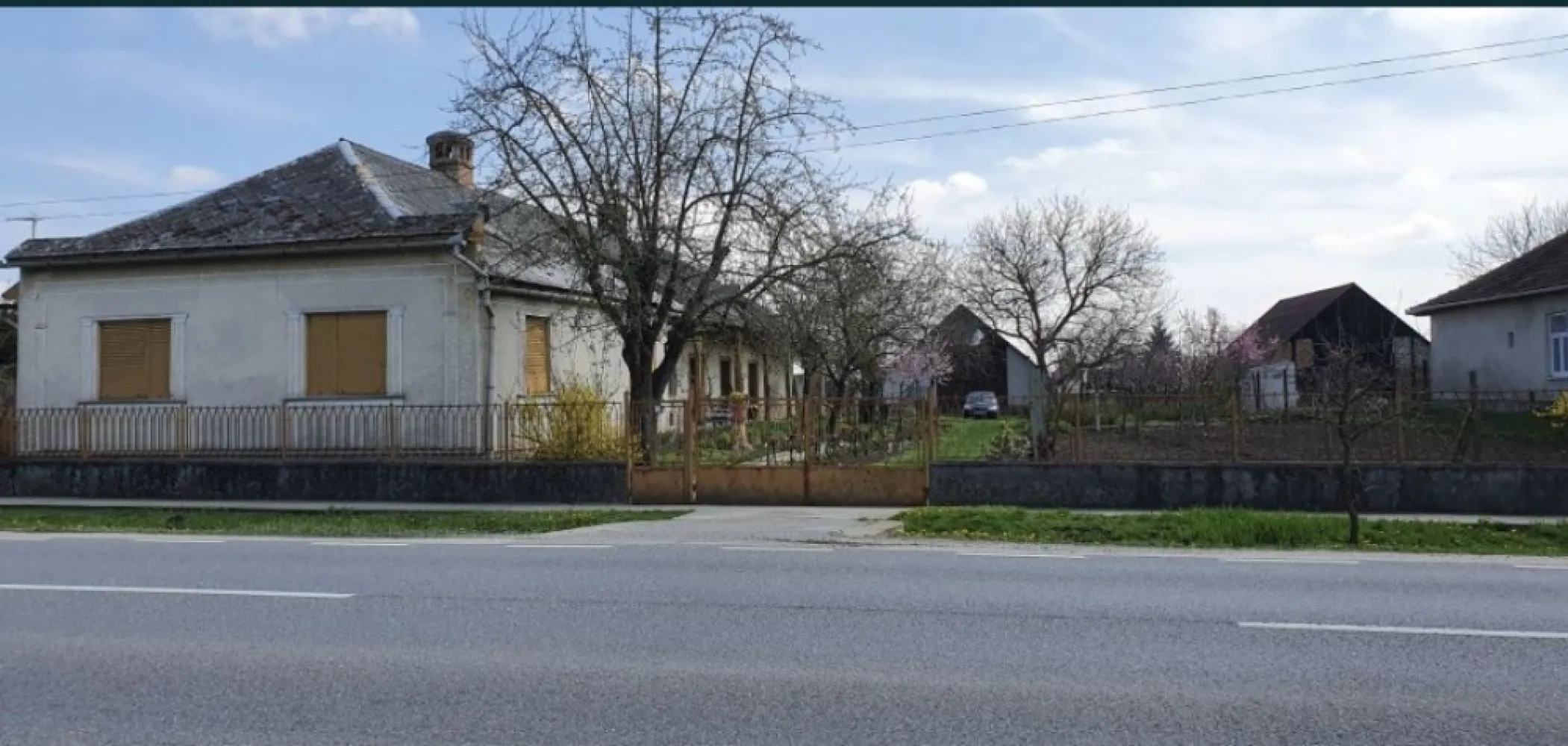 Vand casa in Com.Petresti, ultracentral, 42 ari teren - Vând casă în Com.Petrești, ultracentral, 42 ari teren De vânzare casă familială, tipic șvăbească, situată ultracentral, pe drumul principal DN19 în Com.Petrești. Casa este compusă din: 6 camere, bucătărie, hol, cămară de alimente, pivniță sănătoasă/uscată, 2 grajduri, șură mare, anexe gospodărești. Utilități: apă, curent, 2 sobe de teracotă, canalizare pe stradă, autorizație pentru racordarea la rețeaua de gaz. Suprafețe: casă 250 mp grădină/curte: 18 ari (bine îngrijită, cu pomi fructiferi pe rod și viță de vie, are și o fântână în curte); front dublu cu posibilitatea unei construcții noi pe terenul alăturat teren arabil: 24 ari (bine delimitat de grădină/curte printr-un gard) Casa este cu actele la zi. Preț: 52.000 € ușor negociabil Rog și ofer seriozitate. Nr.telefon: 07******56 zero-şapte-patru-zero-opt-patru-şase-opt-cinci-şase