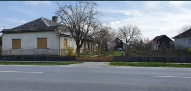 Vand casa in Com.Petresti, ultracentral, 42 ari teren