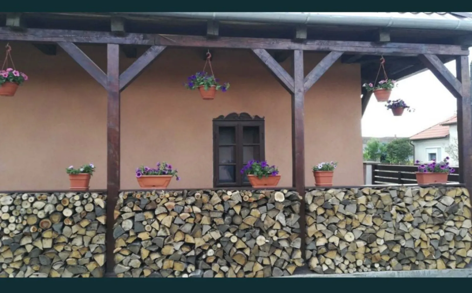Casa in sat Ghirisa - De vanzare casa in localitatea Ghirisa, compusa din doua camere, bucatarie, baie, garaj, bucatarie de vara, terasa, livada pe rod, de 8 ari. Apa curenta de la retea si canalizare la strada. Acoperisul si instalatia electrica schimbate recent. Se vinde complet utilata si mobilata, inclusiv masina de tuns iarba, motocoasa, drujbe, frigidere, scule de gradinarit, rafturi garaj, etc.