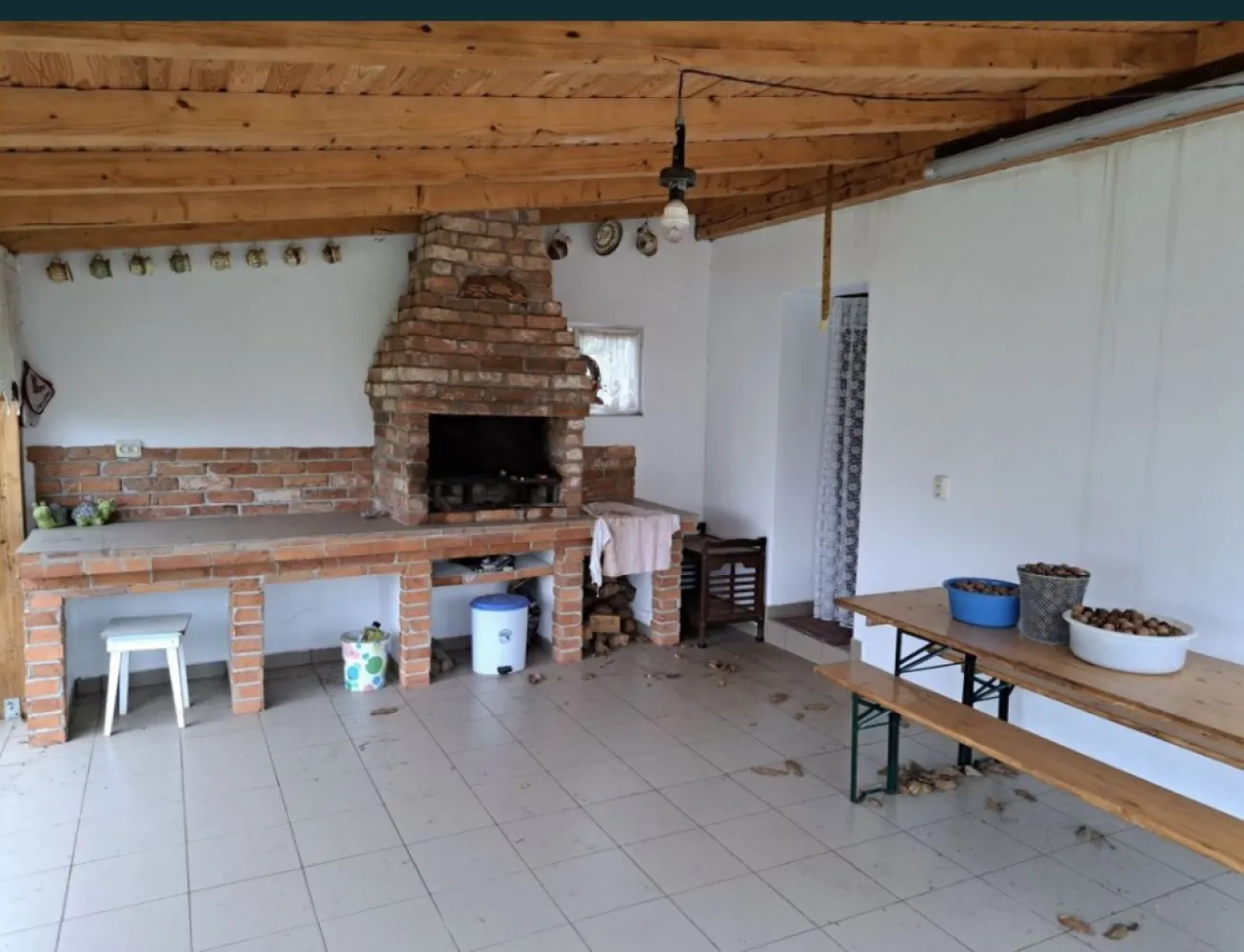 Casa in sat Ghirisa - De vanzare casa in localitatea Ghirisa, compusa din doua camere, bucatarie, baie, garaj, bucatarie de vara, terasa, livada pe rod, de 8 ari. Apa curenta de la retea si canalizare la strada. Acoperisul si instalatia electrica schimbate recent. Se vinde complet utilata si mobilata, inclusiv masina de tuns iarba, motocoasa, drujbe, frigidere, scule de gradinarit, rafturi garaj, etc.
