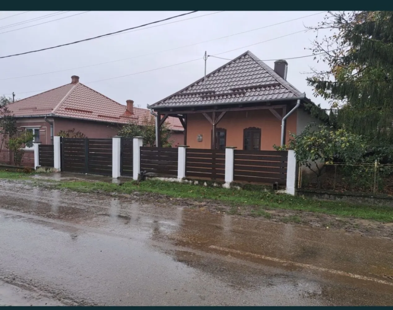 Casa in sat Ghirisa - De vanzare casa in localitatea Ghirisa, compusa din doua camere, bucatarie, baie, garaj, bucatarie de vara, terasa, livada pe rod, de 8 ari. Apa curenta de la retea si canalizare la strada. Acoperisul si instalatia electrica schimbate recent. Se vinde complet utilata si mobilata, inclusiv masina de tuns iarba, motocoasa, drujbe, frigidere, scule de gradinarit, rafturi garaj, etc.