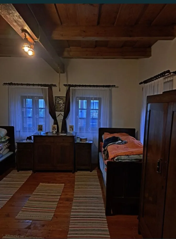Casa in sat Ghirisa - De vanzare casa in localitatea Ghirisa, compusa din doua camere, bucatarie, baie, garaj, bucatarie de vara, terasa, livada pe rod, de 8 ari. Apa curenta de la retea si canalizare la strada. Acoperisul si instalatia electrica schimbate recent. Se vinde complet utilata si mobilata, inclusiv masina de tuns iarba, motocoasa, drujbe, frigidere, scule de gradinarit, rafturi garaj, etc.