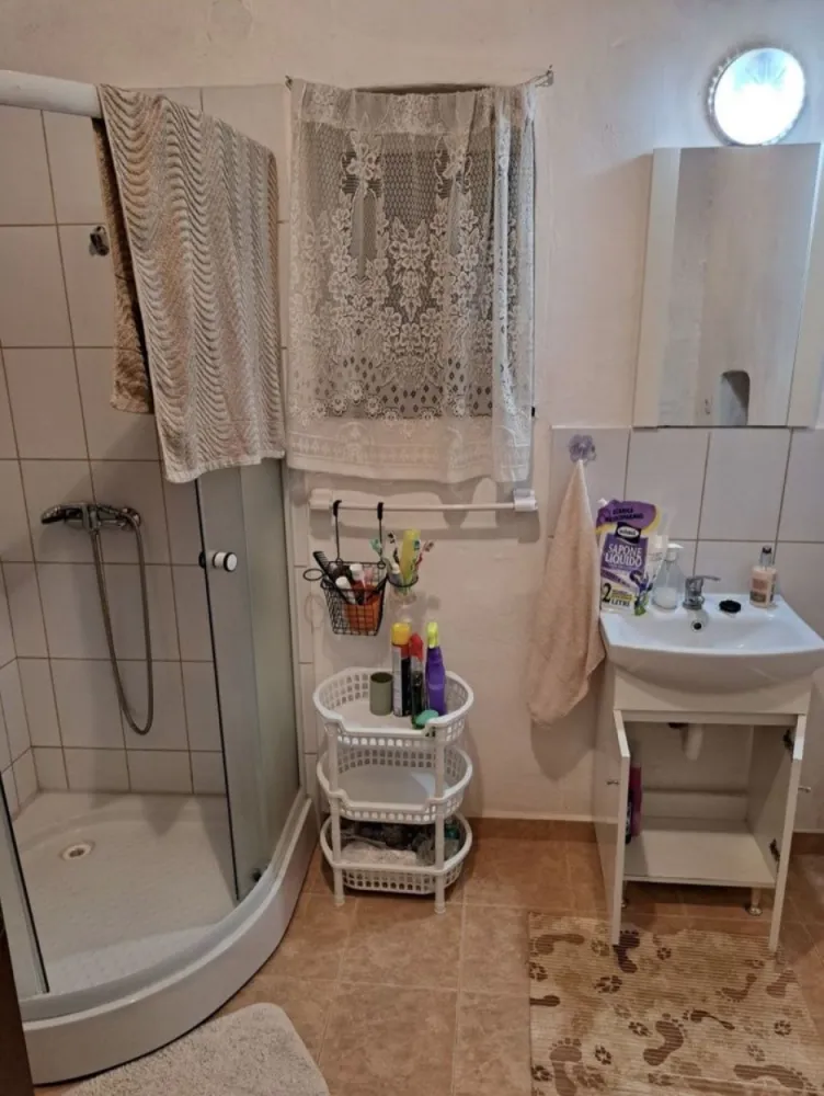 Casa in sat Ghirisa - De vanzare casa in localitatea Ghirisa, compusa din doua camere, bucatarie, baie, garaj, bucatarie de vara, terasa, livada pe rod, de 8 ari. Apa curenta de la retea si canalizare la strada. Acoperisul si instalatia electrica schimbate recent. Se vinde complet utilata si mobilata, inclusiv masina de tuns iarba, motocoasa, drujbe, frigidere, scule de gradinarit, rafturi garaj, etc.