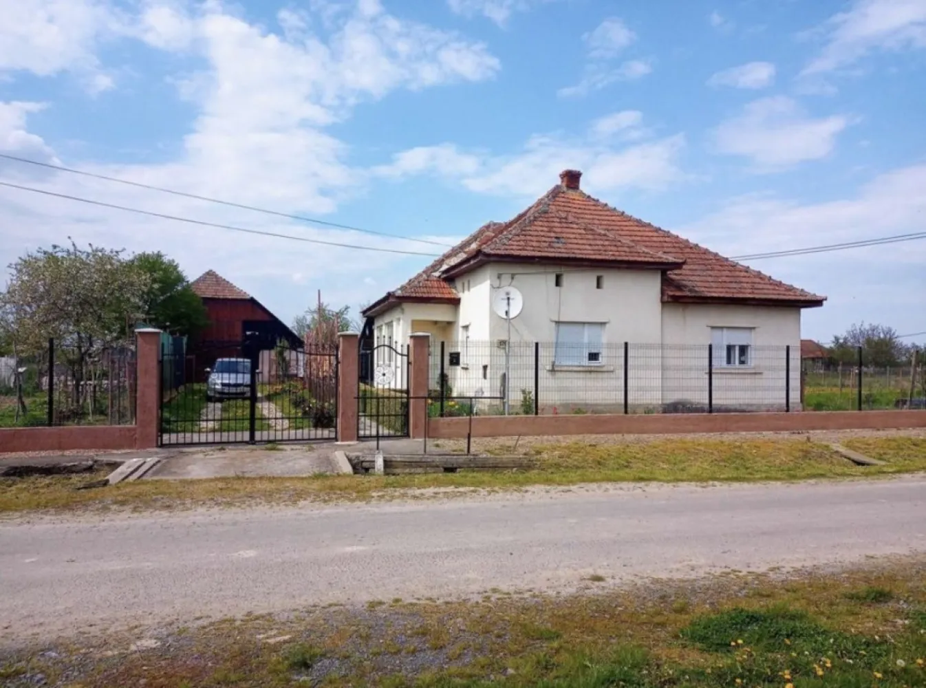 Casa de schimbare sau schimb cu apartament - Proprietar persoană fizică, vând (sau schimb cu apartament în Satu Mare şi eventual ofer diferenţa în Euro la înţelegere), casă din cărămidă cu fundaţie din beton, situată la 15 Km depărtare de Satu Mare, în sat Tătăreşti, Comuna Viile Satu Mare, drum nou foarte bun, complet reabilitat în urmă cu un an de zile. Casa are 3 camere cu o suprafaţă utilă de 105m², dotată cu sobe din teracotă, aer condiţionat Ferroli de 12000 BTU, montat în 2023, toaletă de serviciu în casă situată separat de baia mare (la fel situată în casă) care este dotată cu boiler mixt curent+lemne, cadă acryl, chiuvetă etc.(casa este construită în anul 1975). Casa este racordată la apă curentă şi canalizare şi are internet, telefonie şi TV prin fibră optică de la Digi. Proprietatea are o suprafaţă totală de 30 Ari, sunt practic 3 locuri de casă(casa propriuzisă şi încă 2 locuri de casă în stânga şi în dreapta casei iar unul dintre locuri are canalizare separată)şi are un front la stradă de 60m. Strada pe care se află proprietatea este asfaltată şi se află la aprox. 250m distanţă de drumul principal care traversează localitatea, deci este o stradă liniştită(în partea stângă a proprietăţii se află o casă de rugăciune). Casa are beci sub cămară, are terasă, bucătărie de vară,şură mare renovată recent, prevăzută în interior cu un grajd transformat în magazie de scule, garaj din lemn cu fundaţie din beton, fântână cu apă potabilă care poate fi folosită la udatul grădinii(fără a fi contorizată), coteţe de porci şi găini din cărămidă, afumătoare, geamuri termopan la jumătate din casă(inclusiv uşa de intrare principală)… Gospodăria este prevăzută cu absolut toate sculele necesare întreţinerii proprietăţii(inclusiv diferite maşini de tuns iarba pe benzină etc.). Ȋn şură sunt lemne de foc destule pentru cel puţin încă 3 ani de zile. Proprietatea este cu absolut toate actele la zi, fără sarcini. Ȋn grădină sunt pomi fructiferi şi viţă de vie. Casa se vinde mobilată şi utilată la înţelegere, sunt toate condiţiile de trai ca şi într-un apartament(TV-uri moderne, maşină de spălat haine,maşină de spălat vase cu 1 an vechime etc.). Casa se află pe Str.Morii Nr.179, Sat Tătăreşti. TELEFON 07*******06