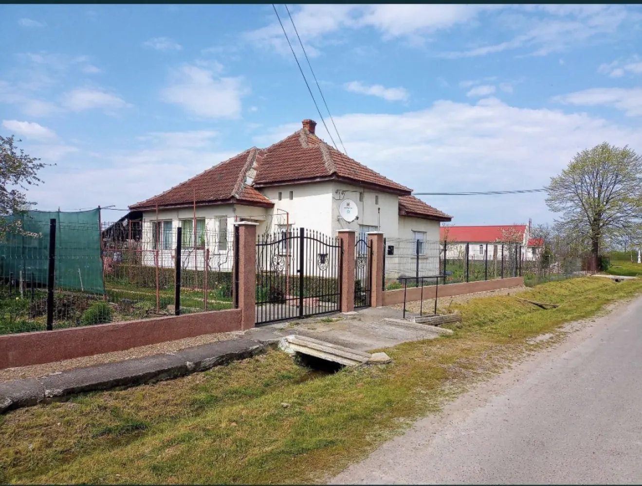 Casa de schimbare sau schimb cu apartament - Proprietar persoană fizică, vând (sau schimb cu apartament în Satu Mare şi eventual ofer diferenţa în Euro la înţelegere), casă din cărămidă cu fundaţie din beton, situată la 15 Km depărtare de Satu Mare, în sat Tătăreşti, Comuna Viile Satu Mare, drum nou foarte bun, complet reabilitat în urmă cu un an de zile. Casa are 3 camere cu o suprafaţă utilă de 105m², dotată cu sobe din teracotă, aer condiţionat Ferroli de 12000 BTU, montat în 2023, toaletă de serviciu în casă situată separat de baia mare (la fel situată în casă) care este dotată cu boiler mixt curent+lemne, cadă acryl, chiuvetă etc.(casa este construită în anul 1975). Casa este racordată la apă curentă şi canalizare şi are internet, telefonie şi TV prin fibră optică de la Digi. Proprietatea are o suprafaţă totală de 30 Ari, sunt practic 3 locuri de casă(casa propriuzisă şi încă 2 locuri de casă în stânga şi în dreapta casei iar unul dintre locuri are canalizare separată)şi are un front la stradă de 60m. Strada pe care se află proprietatea este asfaltată şi se află la aprox. 250m distanţă de drumul principal care traversează localitatea, deci este o stradă liniştită(în partea stângă a proprietăţii se află o casă de rugăciune). Casa are beci sub cămară, are terasă, bucătărie de vară,şură mare renovată recent, prevăzută în interior cu un grajd transformat în magazie de scule, garaj din lemn cu fundaţie din beton, fântână cu apă potabilă care poate fi folosită la udatul grădinii(fără a fi contorizată), coteţe de porci şi găini din cărămidă, afumătoare, geamuri termopan la jumătate din casă(inclusiv uşa de intrare principală)… Gospodăria este prevăzută cu absolut toate sculele necesare întreţinerii proprietăţii(inclusiv diferite maşini de tuns iarba pe benzină etc.). Ȋn şură sunt lemne de foc destule pentru cel puţin încă 3 ani de zile. Proprietatea este cu absolut toate actele la zi, fără sarcini. Ȋn grădină sunt pomi fructiferi şi viţă de vie. Casa se vinde mobilată şi utilată la înţelegere, sunt toate condiţiile de trai ca şi într-un apartament(TV-uri moderne, maşină de spălat haine,maşină de spălat vase cu 1 an vechime etc.). Casa se află pe Str.Morii Nr.179, Sat Tătăreşti. TELEFON 07*******06