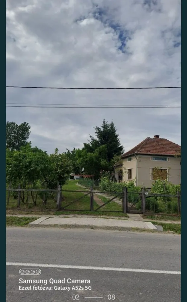 Casa de vanzare Viile Satu Mare - Casa in Viile Satu Mare compusa din 3 camere, hol, baie, bucatarie, bucatarie de vara, beci, teren 5.000 mp. Pret 65.000 Euro negociabil. Casa necesitatea modernizare.