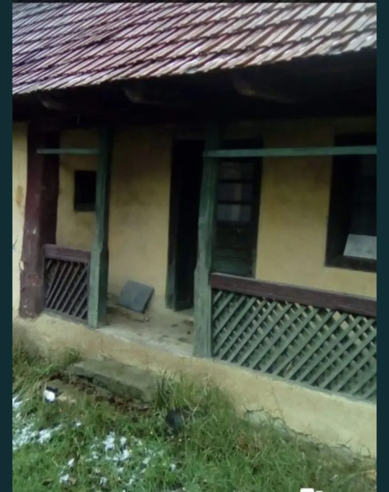 Vand casa batraneasca - Casa batraneasca, 2camere cu teren aferent 1700mp, situat in centrul satului Huta, com Certeze, jud Satu Mare. In spatele casei curge un parau. Teren cu casa intabulat.