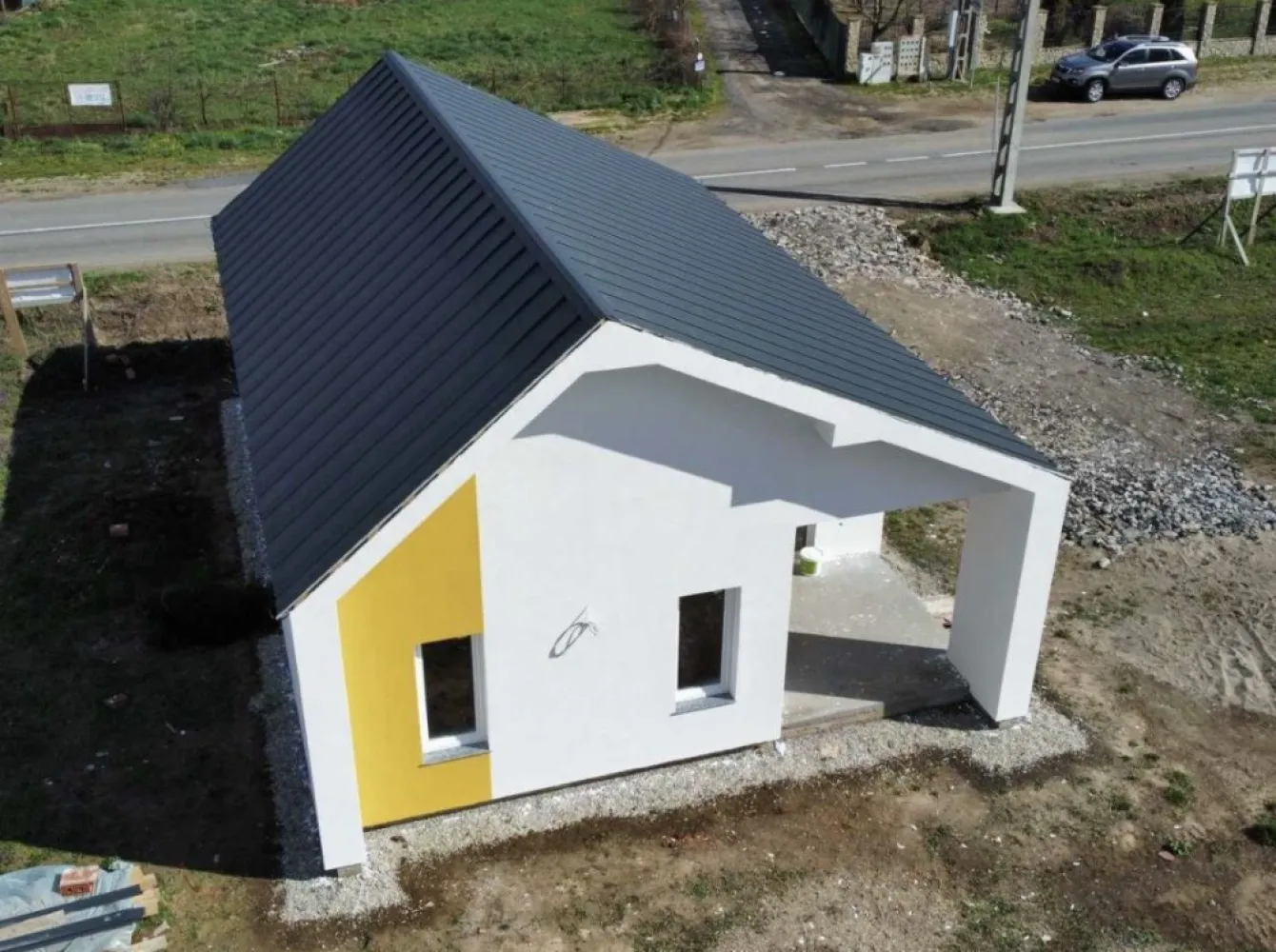 Casa noua langa Aquapark Satu mare - DE VANZARE CASA NOUA PARTER Locatia: Terenul apartine de UAT Lazuri, iar casa se afla, langa Padurea Noroieni, la 5 minute de AQUA PARK, la asfalt! Casa este alcatuita din doua dormitoare, doua bai, salon cu bucatarie plus terasa acoperira. - Casa este nou construita pe structura clasica (caramida, lemn, beton) - Suprafata totala este de 95 mp - Termoizolatie exterioara cu polistiren de 10 cm, eps 80, plus tencuiala decorativa siliconata; - Geamuri termopan - Glafuri din granit de 2 cm - Interiorul se preda in stadiul de semifinisat, avand peretii tencuiti si gletuiti - Incalzirea este in pardoseala - Instalatia electrica noua - Sapa turnata - pod izolat cu spuma poliuretanica Casa are acoperisul cu orientare sudica, ideala pentru panouri fotovoltaice, panouri care ofera economii importante la consumul de energie electrica. Terenul aferent constructiei este de 434 mp, avand front de 17 ml Utilitatile cu care se preda casa sunt: - Bransament electric trifazat - Bransament de apa Pret informativ: 74.990 euro Tel: 0745193813 Tel: 0742284444