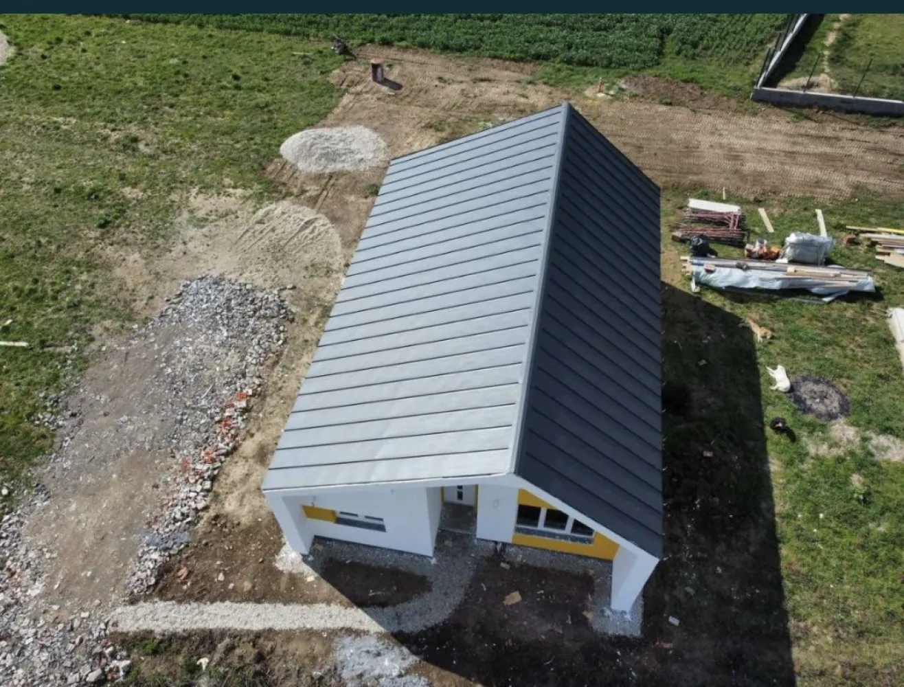 Casa noua langa Aquapark Satu mare - DE VANZARE CASA NOUA PARTER Locatia: Terenul apartine de UAT Lazuri, iar casa se afla, langa Padurea Noroieni, la 5 minute de AQUA PARK, la asfalt! Casa este alcatuita din doua dormitoare, doua bai, salon cu bucatarie plus terasa acoperira. - Casa este nou construita pe structura clasica (caramida, lemn, beton) - Suprafata totala este de 95 mp - Termoizolatie exterioara cu polistiren de 10 cm, eps 80, plus tencuiala decorativa siliconata; - Geamuri termopan - Glafuri din granit de 2 cm - Interiorul se preda in stadiul de semifinisat, avand peretii tencuiti si gletuiti - Incalzirea este in pardoseala - Instalatia electrica noua - Sapa turnata - pod izolat cu spuma poliuretanica Casa are acoperisul cu orientare sudica, ideala pentru panouri fotovoltaice, panouri care ofera economii importante la consumul de energie electrica. Terenul aferent constructiei este de 434 mp, avand front de 17 ml Utilitatile cu care se preda casa sunt: - Bransament electric trifazat - Bransament de apa Pret informativ: 74.990 euro Tel: 0745193813 Tel: 0742284444