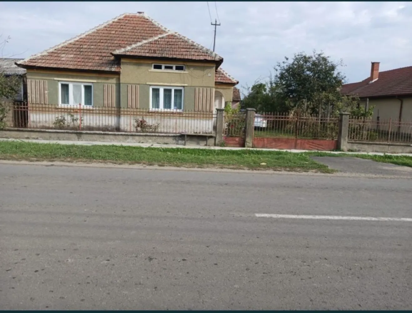 Casa de vanzare in Oar Satu-Mare - Casă de vânzare în localitatea OAR, jud. Satu-Mare, situată în centru, 45,76 ari (4.576 mp) dotată cu apă și canalizare, cu posibilitate de parcelare și acces la utilități. Preț: 89000 euro