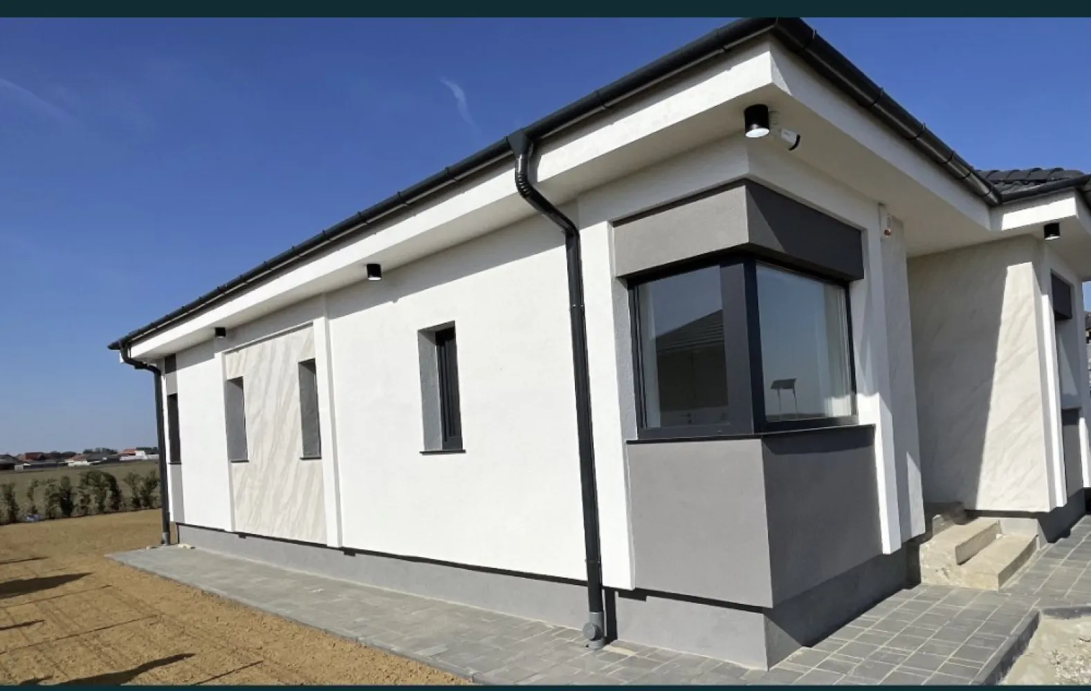Casa de vanzare Odoreu, cartierul Olimp, Jud. Satu Mare - Casa de vânzare - Odoreu, cartierul Olimp, Jud. Satu Mare. Locuințe cu regim de înălțime parter, cu suprafata construită de aproximativ 95mp, teren de 300 mp. Complexul rezidential din ,,cartierul Olimp" este situat intre Satu Mare si Odoreu la 2 km de ieșirea din Oraș. Locuința prezentată este compusă din: - 3 dormitoare - Un open-space compus din Living si bucatarie; - 2 bai; - Debara. Stadiul la care se predă este descris mai jos: - Izolatie exterior cu polistiren grafitat de 15cm EPS 80 si tencuiala decorativa cu adaos de silicon si fibra de sticla, rezistenta la spălare; - Izolatie soclu cu polistiren extrudat si tencuiala decorativa hidrofoba - Tamplarie cu 3 sticle si 7 camere, gri antracit, marca Rehau; - Pereți tencuiti, gletuiti si zugraviti - Tavane finisate cu glet si zugravite - Termoizolația planșeului peste parter realizată cu spumă poliuretanică de 15 cm grosime, - Încălzire în pardosea, Centrala pe gaz - Sistemul de colectare al apei de ploaie pentru suprastructură incluse(jgheaburi și burlane) respectiv colectarea apei pluviale - Glafuri din granit incluse(pervaze exterioare si interioare) - O baie dotata cu dus si toate obiectele sanitare, finisata cu placi ceramice de calitate premium, lavoarul fiind construit tot din placi ceramice. - O baie dotata cu cada(vana) si toate obiectele sanitare, finisata cu placi ceramice de calitate premium, lavoarul fiind construit tot din placi ceramice. - Pardoseli finisate cu placi ceramice de calitate premium in living, holuri, bucatarie si in bai, - Pardoseli finisate cu parchet de trafic intens in dormitoare - Plinte din polimer de calitate superioara in toate incaperile - Corpuri de iluminat moderne, prize si intrerupatoare tactile din sticla - Usi de interior cu toc reglabil - Trotuare de protectie perimetrale betonate - Parcare si intrare betonata in fata casei - Împrejmuire perimetrală inclusă - Branșament de energie electrică realizat pe parcelă, până inclusiv în interiorul locuinței; - Branșament de apă curentă realizat pe parcelă, până inclusiv în interiorul locuinței; - Branșament de gaze naturale realizat pe parcelă, până inclusiv în interiorul locuinței; - Branșament de canalizare, până inclusiv în interiorul locuinței; - Rețeaua RCS-RDS, până inclusiv în interiorul locuinței; - Instalație electrică interioară; - Instalație sanitară interioară; - Instalație de încălzire în pardosea; Prețul de vânzare este de 99000EURO. Pentru informații, vă rugăm sa ne contactați la numărul de telefon din anunt sau prin mesaj pe platforma.
