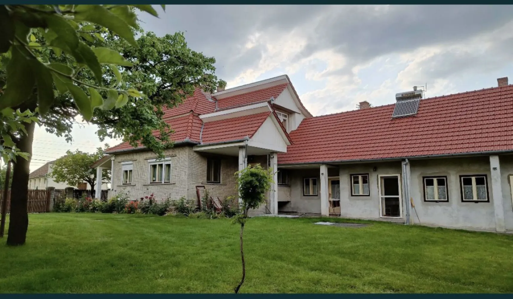 Casa de vanzare in Sacaseni, langa baile termale Tasnad - De vanzare casa de locuit Sp+P+E cu mai multe camere, cu suprafata utila de 175 de mp, asezata pe un teren de 31 de ari localizata in Comuna Sacaseni, langa Baile Termale Tasnad. Casa dispune o curte aranjata cu o livada, cu mai multe anexe si cu doua garaje. Pe teren exista apa forata, casa este conectata pe retea de apa. Casa se poate incalzi cu cazan pe lemn si carbuni dar si cu teracote. Un avantaj in perioada de vara este panoul solar pentu prepararea apei calde. Mai multe detalii si poze: . 0762671356