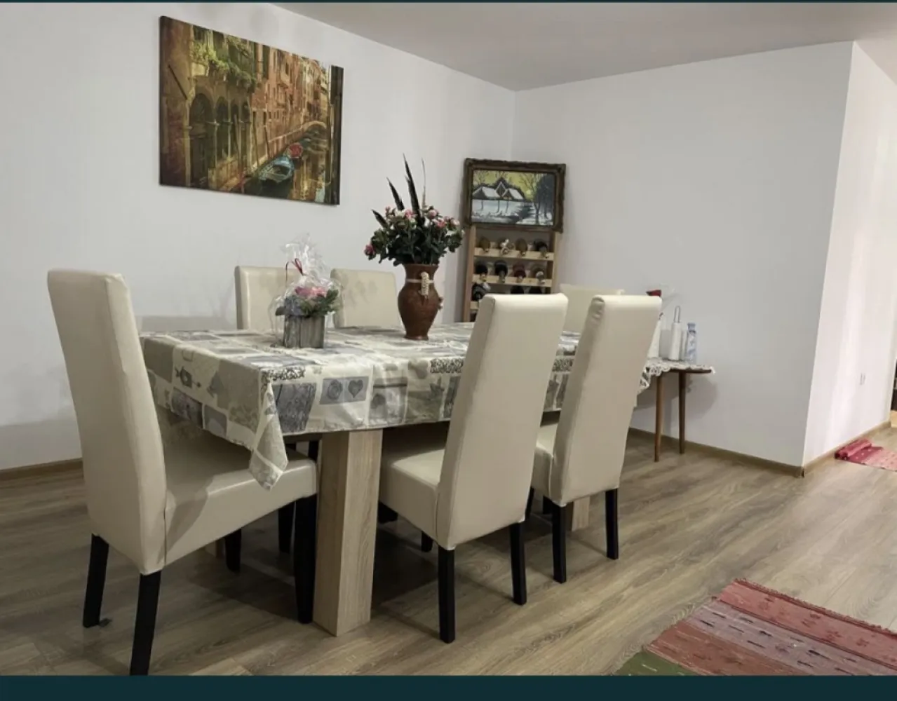 Casa individuala P+1 - Casa finisata si mobilata intrare in Amati La 2 minute de Carpati 2 Strada asfaltata 112mp util 1 living mare 4x5mp 2 dormitoare 1 bucatarie cu debara 1 dresing 1 baie 1 spatiu tehnic pentru centrala 2 terase fata si spate Teren 2500mp Pomi fructiferi diversi in curtea din spate Casa este finisata cu mobila ca si in poze Apa, Curent, Canalizare, incalzire centrala Pelet si calorifere Constructie finalizata 2018-2019 Constructie edificata cu CF Casa este in extravilan