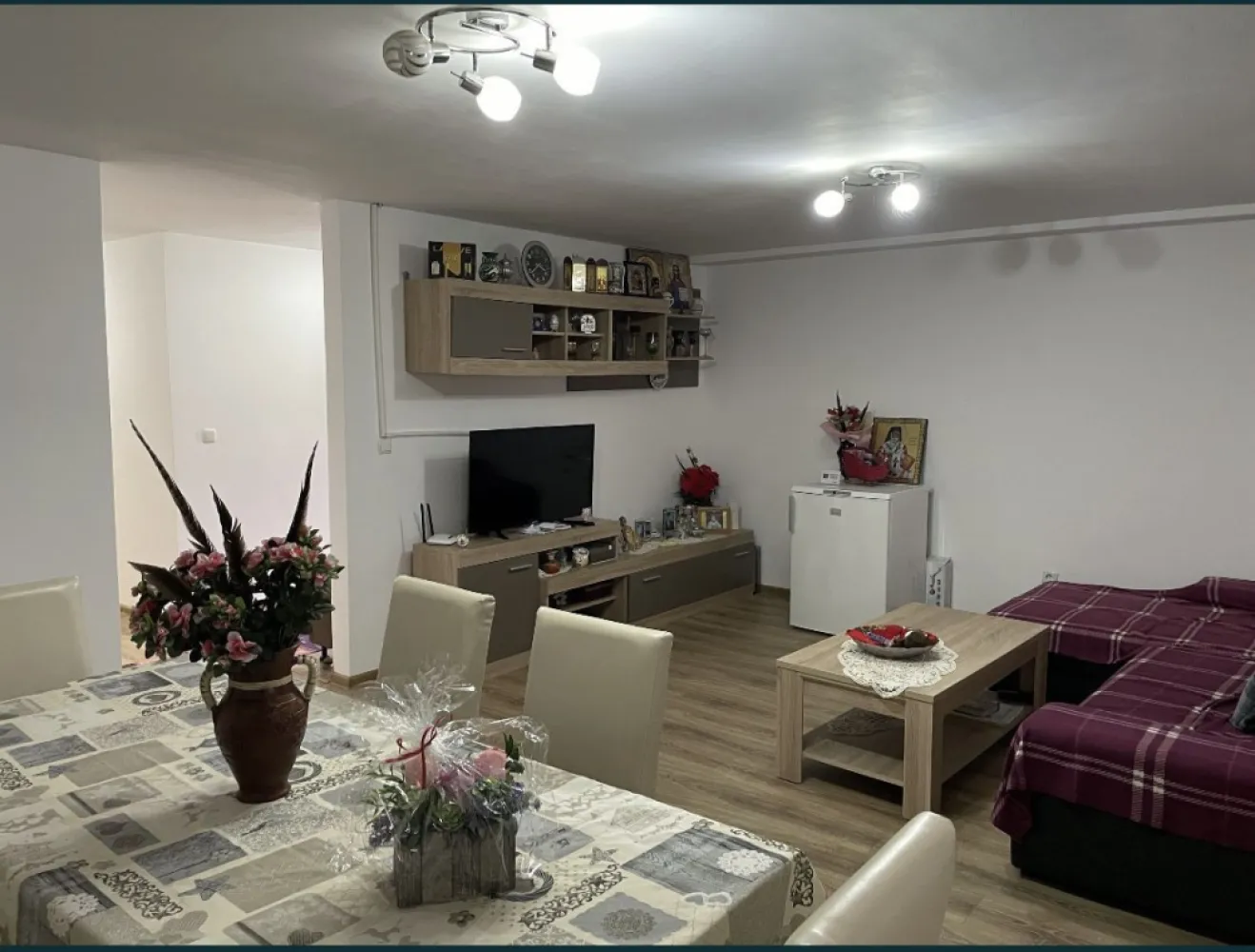 Casa individuala P+1 - Casa finisata si mobilata intrare in Amati La 2 minute de Carpati 2 Strada asfaltata 112mp util 1 living mare 4x5mp 2 dormitoare 1 bucatarie cu debara 1 dresing 1 baie 1 spatiu tehnic pentru centrala 2 terase fata si spate Teren 2500mp Pomi fructiferi diversi in curtea din spate Casa este finisata cu mobila ca si in poze Apa, Curent, Canalizare, incalzire centrala Pelet si calorifere Constructie finalizata 2018-2019 Constructie edificata cu CF Casa este in extravilan