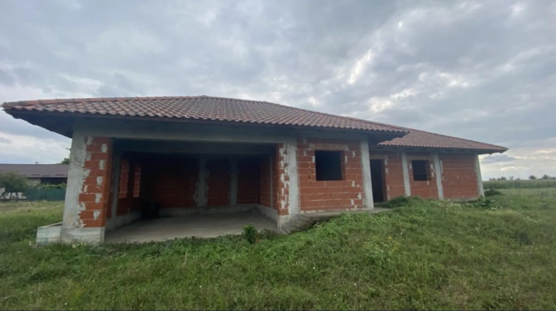 Vand casa la Madaras - Vind casa la Madaras strada Ghirisa teren 84 ari .front 35m cu toate utilitatile. canalizare.apa .curent .gaz
