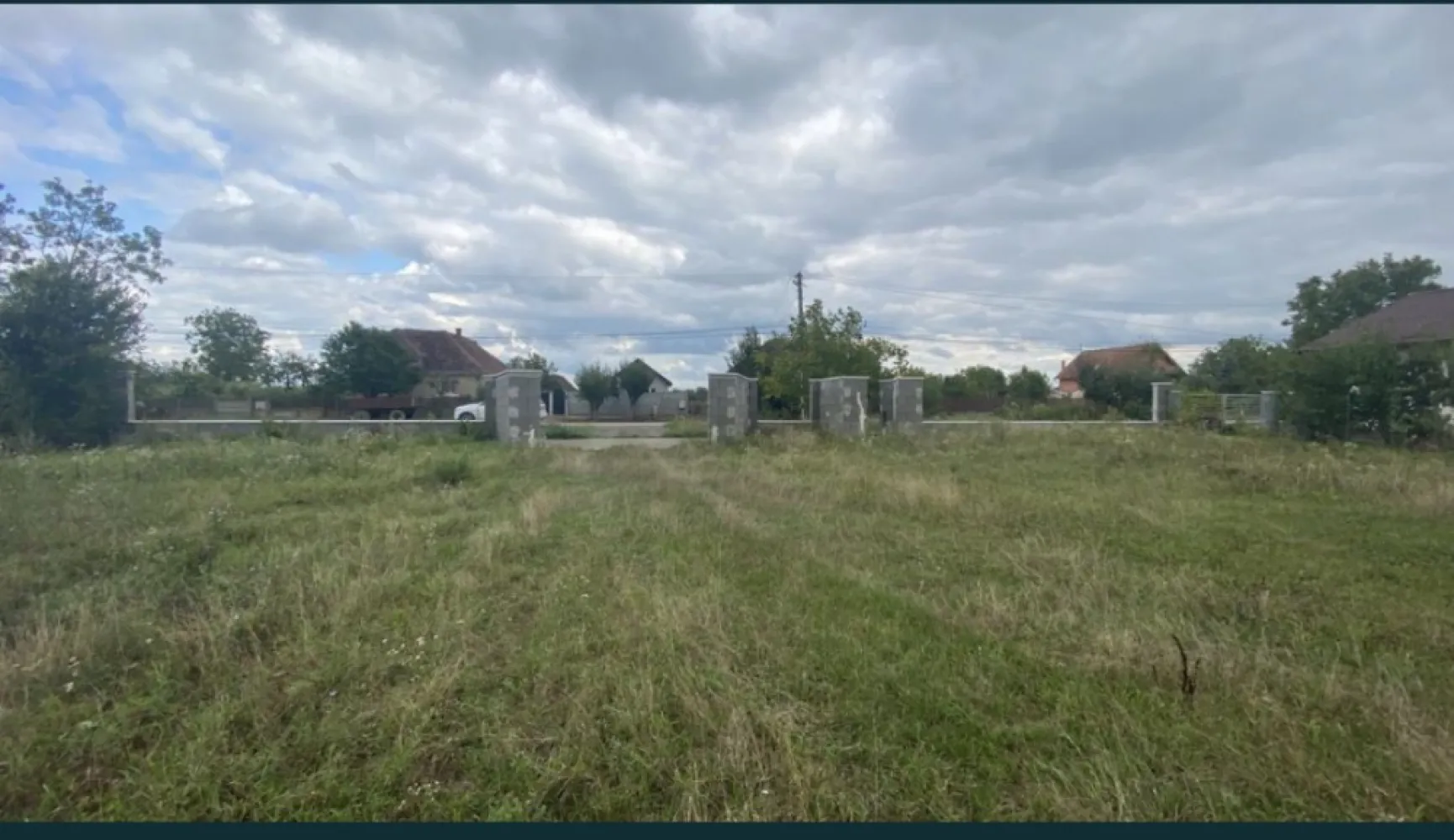 Vand casa la Madaras - Vind casa la Madaras strada Ghirisa teren 84 ari .front 35m cu toate utilitatile. canalizare.apa .curent .gaz