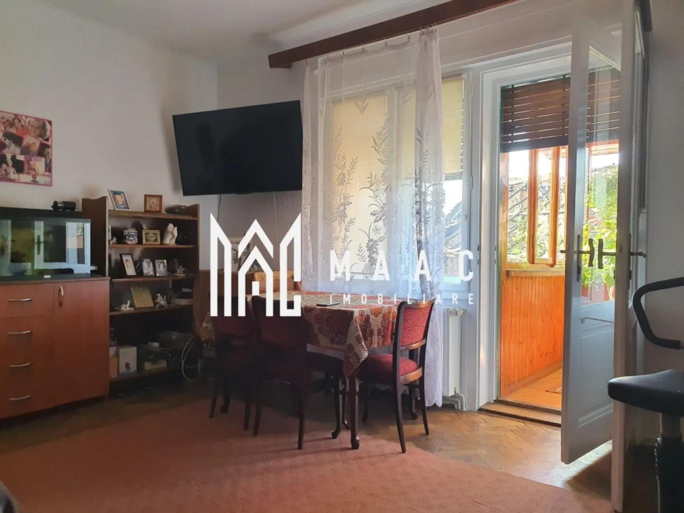 BLACK FRIDAY Apartament la Casă | 4 Camere | 129MPU | Zona Centrală, Sibiu - 🔥 BLACK FRIDAY - Profită de cea mai bună perioadă din an pentru a deveni proprietar! Reducere de 5.000 euro - Preț vechi - 250.000 euro Preț promoțional - 245.000 euro MAAC Imobiliare vă propune spre vânzare un apartament deosebit, situat într-o clădire cu doar 2 apartamente, în zona centrală a Sibiului. Proprietatea se remarcă prin spațiile generoase, elementele originale foarte bine păstrate și potențialul excelent de amenajare. Detalii apartament: Suprafață utilă: 129 mp Etaj: 1 4 camere foarte spațioase Bucătărie închisă Hol imens la intrare Debara mare Cămară 2 băi Terasă generoasă Parchet din lemn masiv Geamuri duble din lemn, originale, foarte bine întreținute Se vinde mobilat și utilat clasic Anexe și facilități suplimentare: Pivniță de 47 mp Pod mansardabil pe toată suprafața imobilului Casă a scărilor din lemn original, recent recondiționată și vopsită Locație: zonă centrală, una dintre cele mai apreciate din Sibiu, cu acces facil la toate punctele de interes ale orașului. Ideal pentru o locuință spațioasă, elegantă sau pentru investiție (închiriere, regim hotelier). 📞 Contactează-ne pentru mai multe detalii sau pentru a programa o vizionare, menționați CP2702472 ! }}