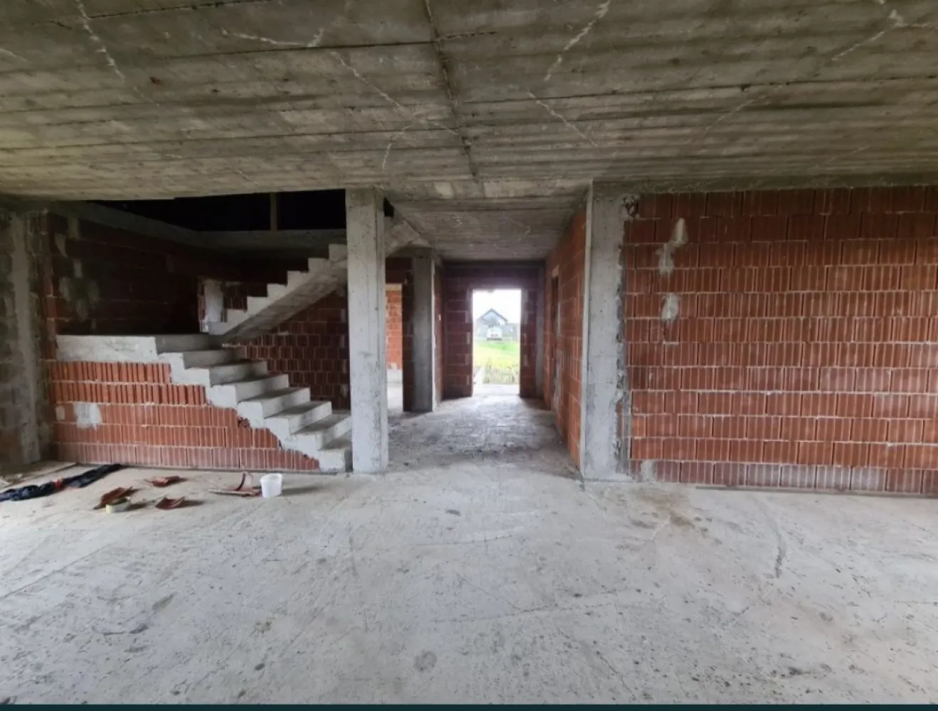 Vand casa in rosu 120mp - Vând casă în roșu 120mp, teren 14.7 arii, cu două hale de 130 mpi și 120 mp .Pentru mai multe detalii în privat.
