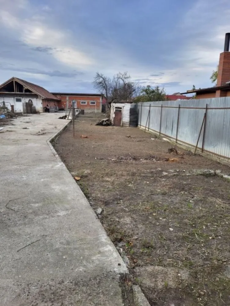 Vand casa in rosu 120mp - Vând casă în roșu 120mp, teren 14.7 arii, cu două hale de 130 mpi și 120 mp .Pentru mai multe detalii în privat.