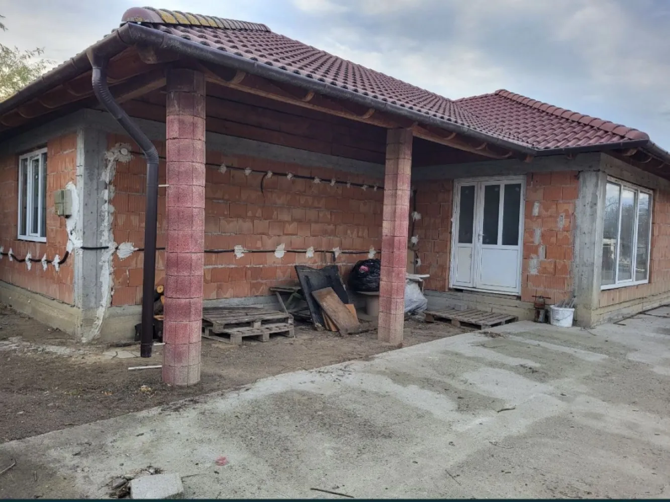 Vand casa in rosu 120mp - Vând casă în roșu 120mp, teren 14.7 arii, cu două hale de 130 mpi și 120 mp .Pentru mai multe detalii în privat.