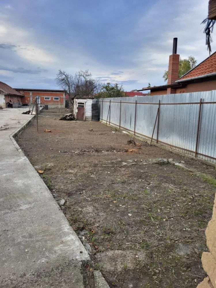 Vand casa in rosu 120mp - Vând casă în roșu 120mp, teren 14.7 arii, cu două hale de 130 mpi și 120 mp .Pentru mai multe detalii în privat.