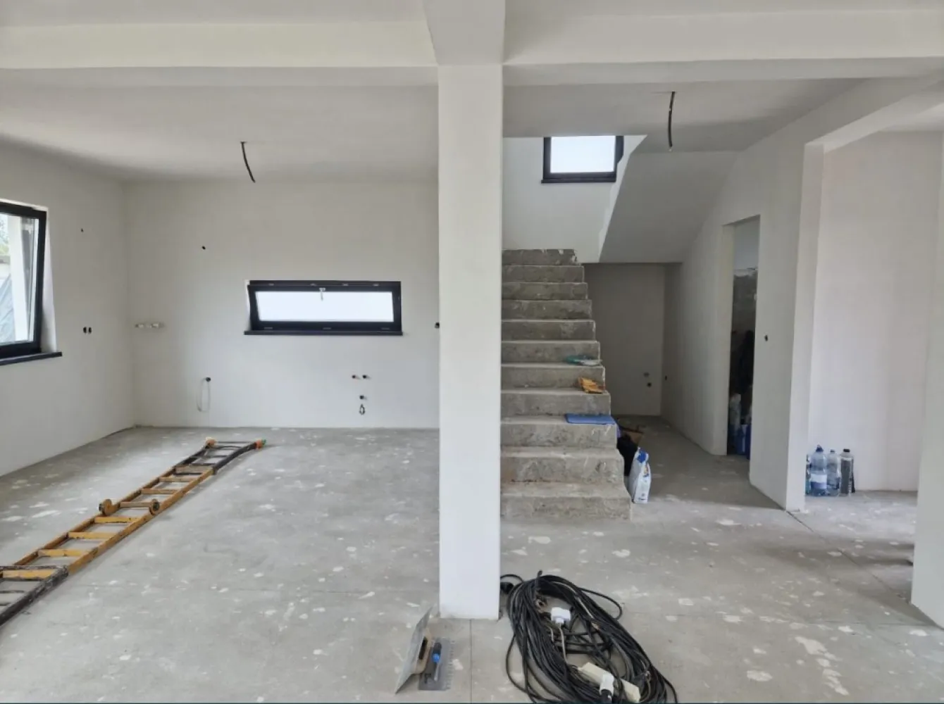 Case de vanzare cartier Iris 2 Martinesti - Proprietar,Vând 2 Case noi Individuale P+1 Zona Mărtinești Cartier Iris 2 str.Constantin Brâncuşi vizazi de sala de nunti Infinity Ballroom. Suprafața construită este de 150mp,utilă de 125mp+loc pentru maşină acoperit cu pergole. Casele se predau in următoarele condiții: -toate utilitățile Curent,Gaz,Apă,Canal RDS Geamuri termopan Rehau Synego cu 7 camere 3 sticle si 3 garnituri Pervaze interioare+exterioare din marmură. -Instalație electrică -Instalatie sanitară cu incălzire in pardosea la parter şi etaj. -Interior tencuit şi gletuit -Exterior izolat cu polistiren de 10cm+silicat alb şi gri -Izolatie acoperiş: -polistiren extrudat de 5cm+polistiren de 10cm -şapă -izolație membrană Compartimentare parter -Hol -Living -Bucătărie -Baie -Terasă Compartimentare etaj -3 Dormitoare -1 Dressing -1 Baie -Hol -2 Balcoane izolate şi placate cu gresie. Pentru mai multe informatii:0743498581