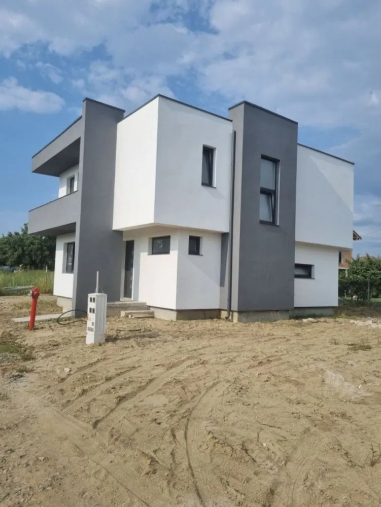 Case de vanzare cartier Iris 2 Martinesti - Proprietar,Vând 2 Case noi Individuale P+1 Zona Mărtinești Cartier Iris 2 str.Constantin Brâncuşi vizazi de sala de nunti Infinity Ballroom. Suprafața construită este de 150mp,utilă de 125mp+loc pentru maşină acoperit cu pergole. Casele se predau in următoarele condiții: -toate utilitățile Curent,Gaz,Apă,Canal RDS Geamuri termopan Rehau Synego cu 7 camere 3 sticle si 3 garnituri Pervaze interioare+exterioare din marmură. -Instalație electrică -Instalatie sanitară cu incălzire in pardosea la parter şi etaj. -Interior tencuit şi gletuit -Exterior izolat cu polistiren de 10cm+silicat alb şi gri -Izolatie acoperiş: -polistiren extrudat de 5cm+polistiren de 10cm -şapă -izolație membrană Compartimentare parter -Hol -Living -Bucătărie -Baie -Terasă Compartimentare etaj -3 Dormitoare -1 Dressing -1 Baie -Hol -2 Balcoane izolate şi placate cu gresie. Pentru mai multe informatii:0743498581