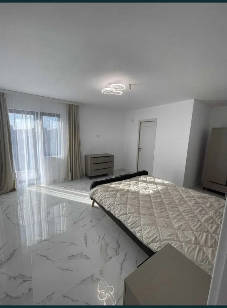 Casa de vanzare Satu Mare Martinesti - Casa este formata din P+E in cartier Grigorescu, Mărtinești. La parter se afla bucătăria, living-room-ul cu ieșire la terasa și două băi. La etaj sunt 3 dormitoare, fiecare cu baie proprie dintre care două au acces la balcon. Casa are încălzire în pardoseală atât la parter cât și la etaj. Casa a fost recent construita și face parte dintr-un triplex din care 2 case sunt finisate si disponibile de vanzare. Pentru mai multe informații vă rog să mă contactați la numărul de telefon 0770402536 sau 0743066356.