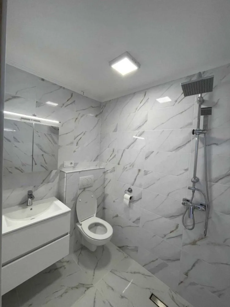 Casa de vanzare Satu Mare Martinesti - Casa este formata din P+E in cartier Grigorescu, Mărtinești. La parter se afla bucătăria, living-room-ul cu ieșire la terasa și două băi. La etaj sunt 3 dormitoare, fiecare cu baie proprie dintre care două au acces la balcon. Casa are încălzire în pardoseală atât la parter cât și la etaj. Casa a fost recent construita și face parte dintr-un triplex din care 2 case sunt finisate si disponibile de vanzare. Pentru mai multe informații vă rog să mă contactați la numărul de telefon 0770402536 sau 0743066356.
