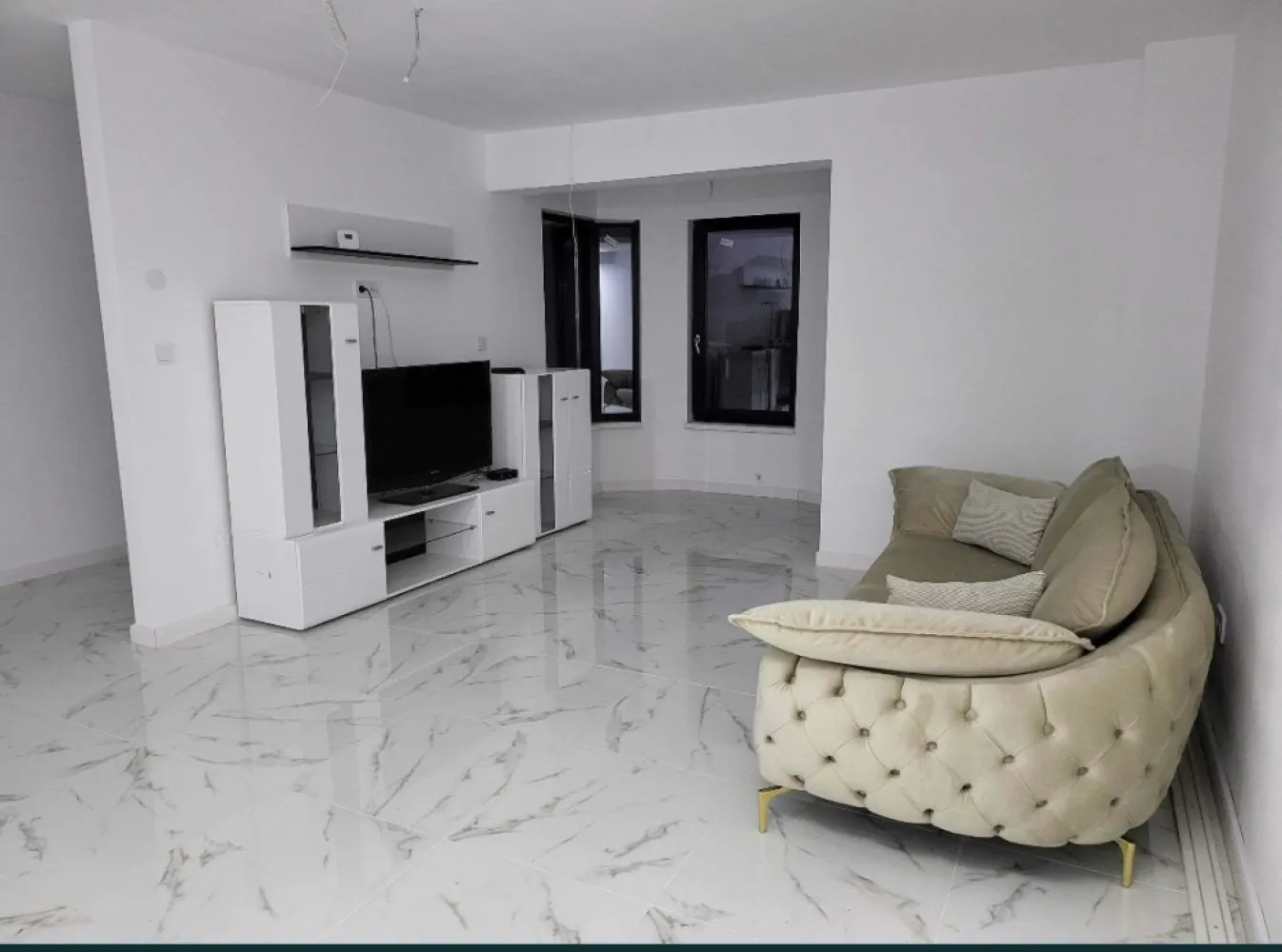 Casa de vanzare Satu Mare Martinesti - Casa este formata din P+E in cartier Grigorescu, Mărtinești. La parter se afla bucătăria, living-room-ul cu ieșire la terasa și două băi. La etaj sunt 3 dormitoare, fiecare cu baie proprie dintre care două au acces la balcon. Casa are încălzire în pardoseală atât la parter cât și la etaj. Casa a fost recent construita și face parte dintr-un triplex din care 2 case sunt finisate si disponibile de vanzare. Pentru mai multe informații vă rog să mă contactați la numărul de telefon 0770402536 sau 0743066356.