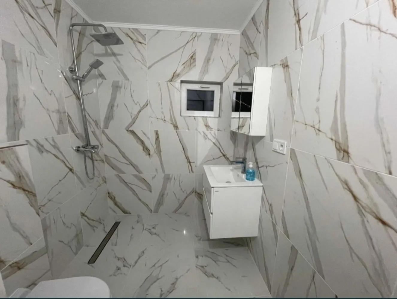 Casa de vanzare Satu Mare Martinesti - Casa este formata din P+E in cartier Grigorescu, Mărtinești. La parter se afla bucătăria, living-room-ul cu ieșire la terasa și două băi. La etaj sunt 3 dormitoare, fiecare cu baie proprie dintre care două au acces la balcon. Casa are încălzire în pardoseală atât la parter cât și la etaj. Casa a fost recent construita și face parte dintr-un triplex din care 2 case sunt finisate si disponibile de vanzare. Pentru mai multe informații vă rog să mă contactați la numărul de telefon 0770402536 sau 0743066356.