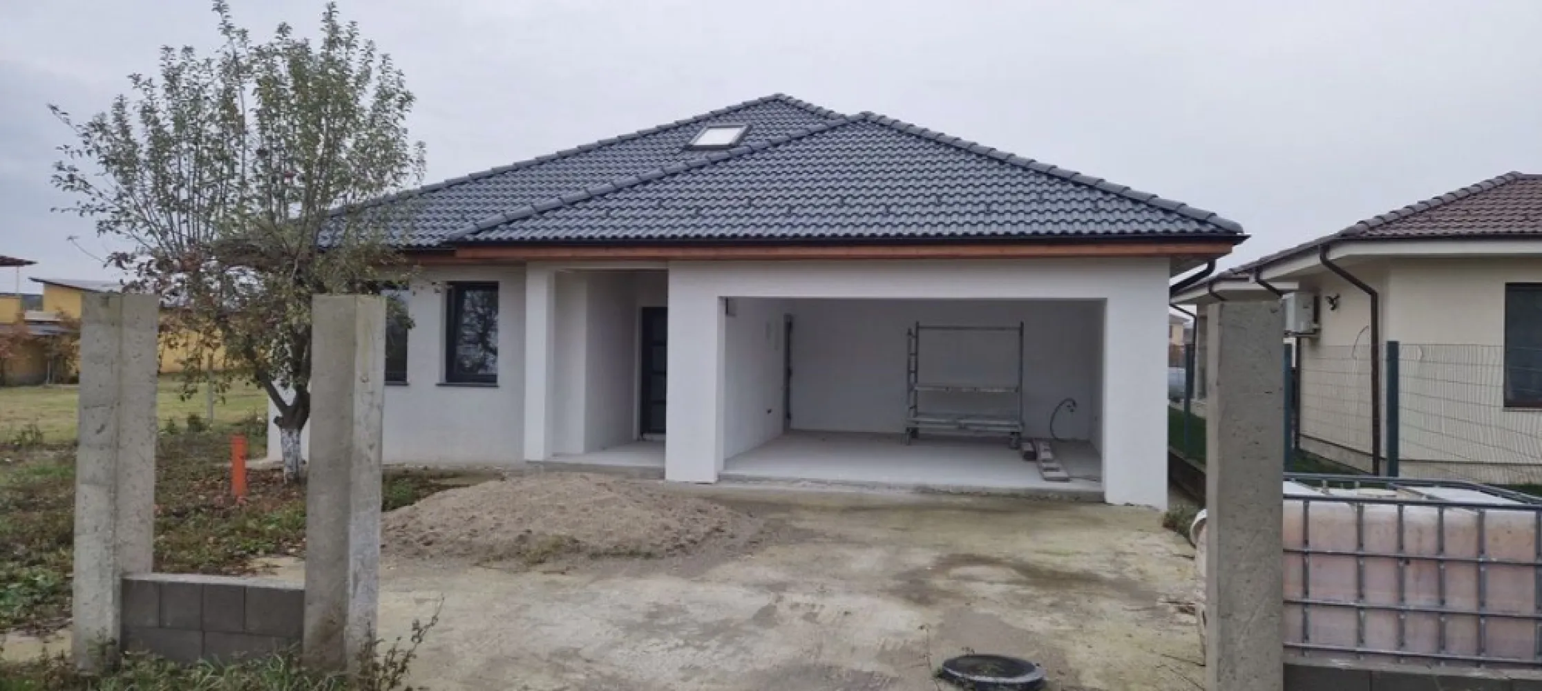 Casa noua Martinesti - Proprietar Vand Casa la intrarea in Martinestii constructie noua semifinisata cu materilale de calitate premium, compartimentata astfel: - la parter: Living, bucatarie , 3 camere si 2 bai;, dresing, camara, terasa acoperita, garaj. - la mansarda: camera si baie; Suprafata utila 240 mp plus terasa . Terenul aferent este de 1400 mp. beneficieaza de locuri de parcare in curte si in strada. Casa se vinde semifinisata, cu peretii vopsiti, centrala termica si incalzire in pardoseala, racordata la utilitati: apa, gaz , curent , fiind situata intr-o zona foarte buna, la 10 minute de centrul orasului. Pretul este de 193.000 euro cu 14 ari teren, sau 163.000 euro cu 6 ari teren.