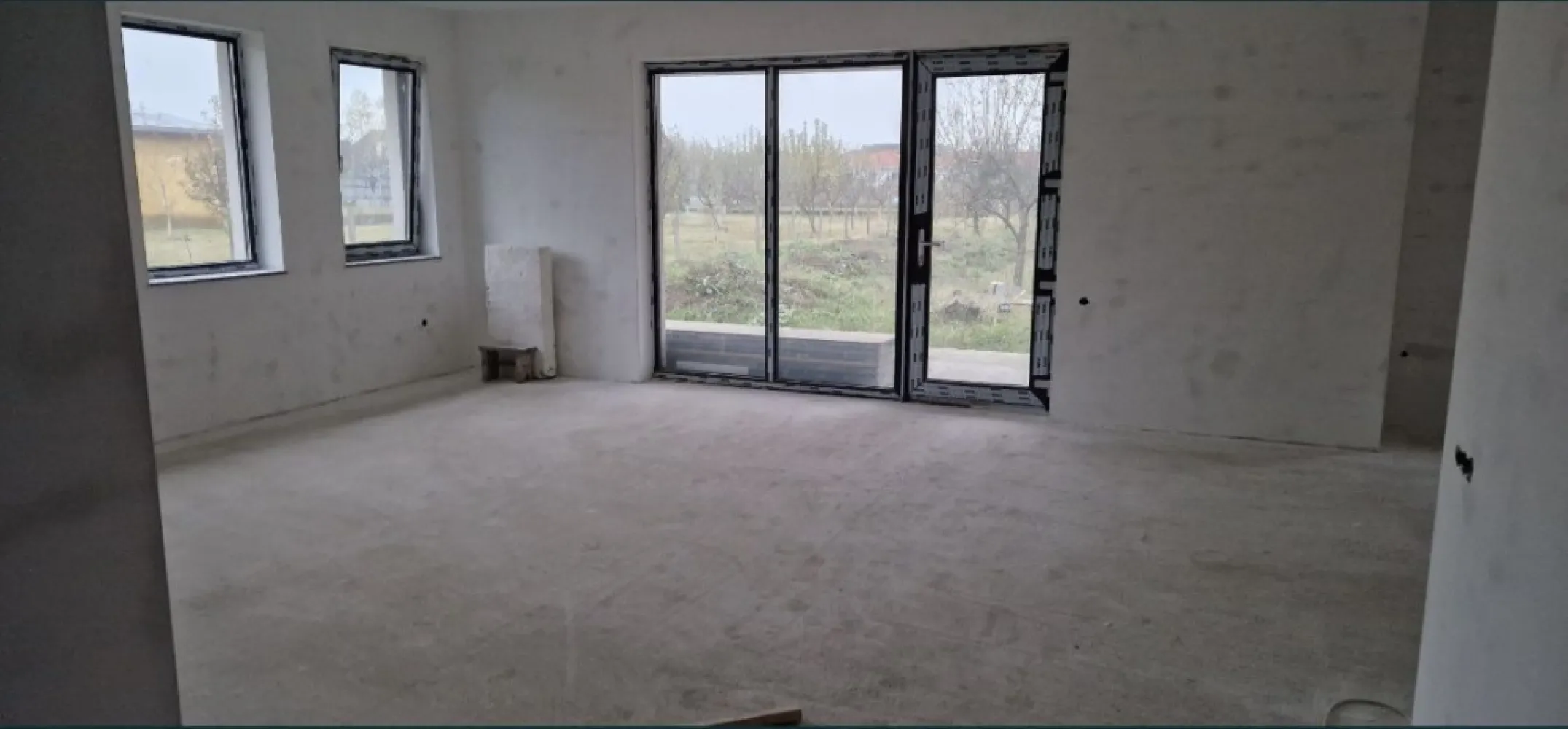 Casa noua Martinesti - Proprietar Vand Casa la intrarea in Martinestii constructie noua semifinisata cu materilale de calitate premium, compartimentata astfel: - la parter: Living, bucatarie , 3 camere si 2 bai;, dresing, camara, terasa acoperita, garaj. - la mansarda: camera si baie; Suprafata utila 240 mp plus terasa . Terenul aferent este de 1400 mp. beneficieaza de locuri de parcare in curte si in strada. Casa se vinde semifinisata, cu peretii vopsiti, centrala termica si incalzire in pardoseala, racordata la utilitati: apa, gaz , curent , fiind situata intr-o zona foarte buna, la 10 minute de centrul orasului. Pretul este de 193.000 euro cu 14 ari teren, sau 163.000 euro cu 6 ari teren.
