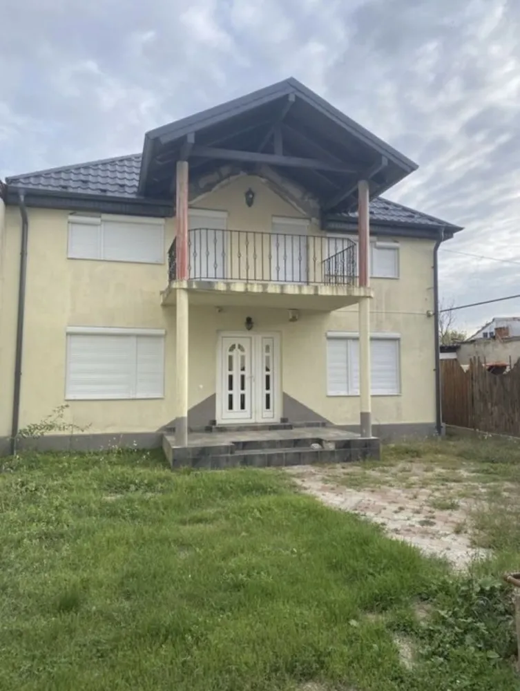 Casa de vanzare in zona Closca(liceul german) - Casa de vanzare pe strada Gara Ferastrau tip P+1 cu suprafata utila 258 mp, este construita in anul 2006,sistem de supraveghere video , toate utilitatile, locuibila. Compusa din bucatarie, living ,3 dormitoare decomandate ,2 bai , dressing,suprafata teren 403mp, relatii la telefon 0787403102 , 0787347555