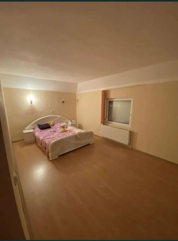 Casa de vanzare in zona Closca(liceul german) - Casa de vanzare pe strada Gara Ferastrau tip P+1 cu suprafata utila 258 mp, este construita in anul 2006,sistem de supraveghere video , toate utilitatile, locuibila. Compusa din bucatarie, living ,3 dormitoare decomandate ,2 bai , dressing,suprafata teren 403mp, relatii la telefon 0787403102 , 0787347555