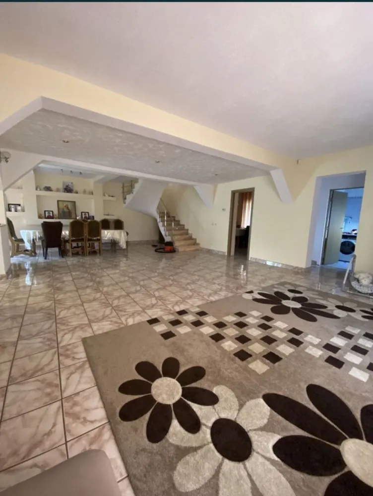 Casa de vanzare in zona Closca(liceul german) - Casa de vanzare pe strada Gara Ferastrau tip P+1 cu suprafata utila 258 mp, este construita in anul 2006,sistem de supraveghere video , toate utilitatile, locuibila. Compusa din bucatarie, living ,3 dormitoare decomandate ,2 bai , dressing,suprafata teren 403mp, relatii la telefon 0787403102 , 0787347555
