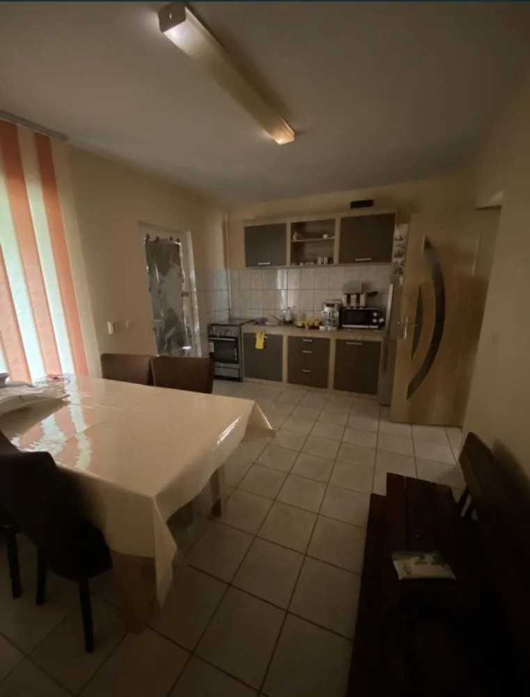 Casa de vanzare in zona Closca(liceul german) - Casa de vanzare pe strada Gara Ferastrau tip P+1 cu suprafata utila 258 mp, este construita in anul 2006,sistem de supraveghere video , toate utilitatile, locuibila. Compusa din bucatarie, living ,3 dormitoare decomandate ,2 bai , dressing,suprafata teren 403mp, relatii la telefon 0787403102 , 0787347555