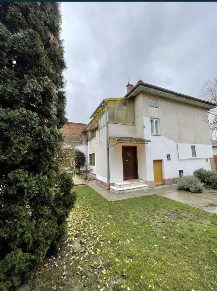BRASADAS vinde casa cu 3 cam și teren 3 ari zona TITULESCU. - Agenția imobiliara BRASADAS vinde casa cu etaj in zona TITULESCU, cu o suprafata utila de 120mp. Casa este construita din caramida, pe un teren de 300mp, compartimentata cu beci mare la subsol, living, bucatarie, debara si 2 bai la parter iar la etaj sunt 2 dormitoare si o baie. In curte regasim un garaj cu debara la fel din caramida, multa verdeata si spatiu pentru relaxare. www.brasadas.com.