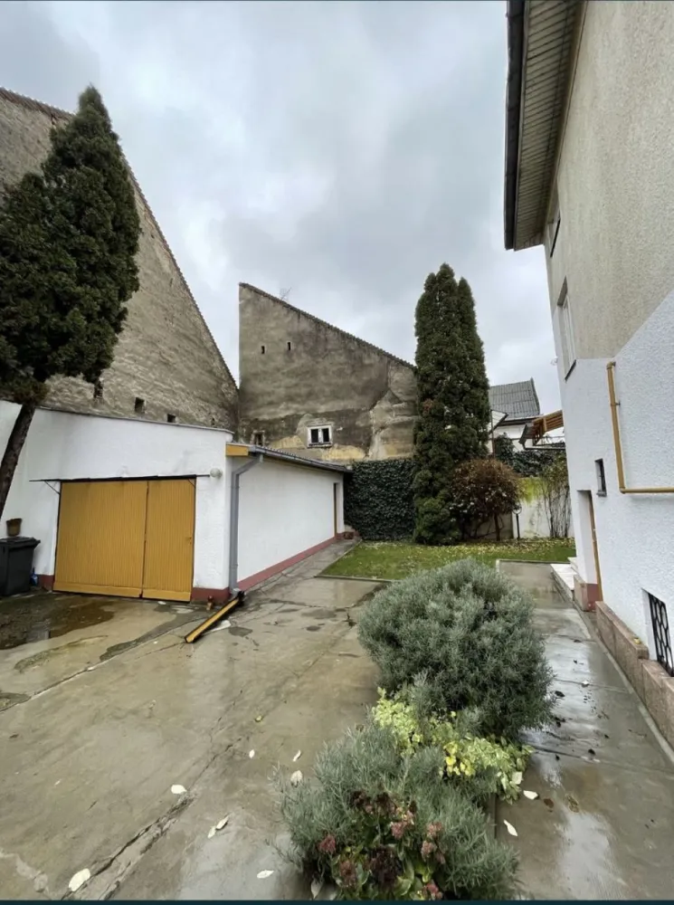 BRASADAS vinde casa cu 3 cam și teren 3 ari zona TITULESCU. - Agenția imobiliara BRASADAS vinde casa cu etaj in zona TITULESCU, cu o suprafata utila de 120mp. Casa este construita din caramida, pe un teren de 300mp, compartimentata cu beci mare la subsol, living, bucatarie, debara si 2 bai la parter iar la etaj sunt 2 dormitoare si o baie. In curte regasim un garaj cu debara la fel din caramida, multa verdeata si spatiu pentru relaxare. www.brasadas.com.