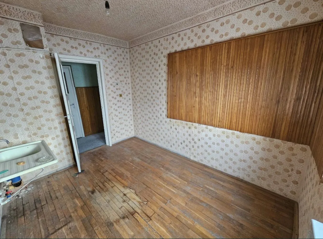 Apartament 3 camere - Apartamentul are 3 camere, suprafata de 70 mp2, are pivnita,etajul 4. Este situat in apropierea Kauflandului, pe adresa Carei, str. Mihai Viteazu, nr. 16, ap. 10