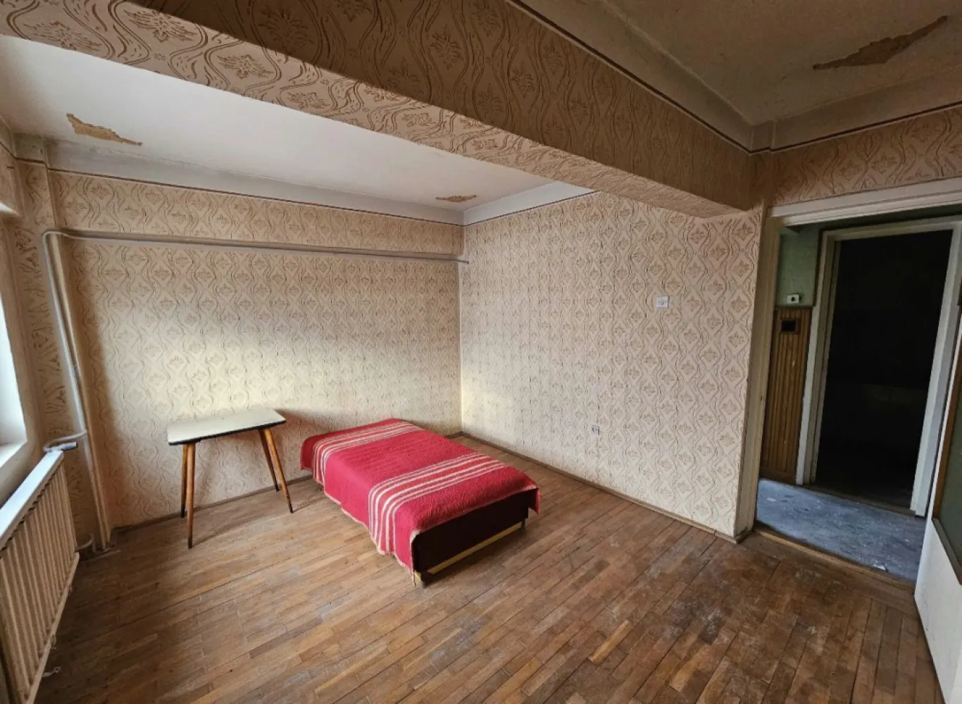 Apartament 3 camere - Apartamentul are 3 camere, suprafata de 70 mp2, are pivnita,etajul 4. Este situat in apropierea Kauflandului, pe adresa Carei, str. Mihai Viteazu, nr. 16, ap. 10