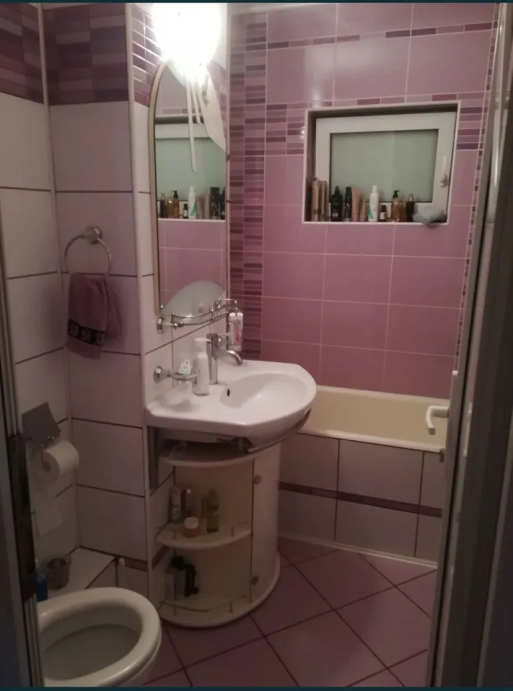 Apratament 3 camere, etajul 3, utilat, Carei, Zaganescu nr 4 - Apartament semidecomandat, etajul 3, 3 camere, mobilat, izolat interior si exterior,usi termopan, geamuri termopan, balcon inchis, centrala pe gaz, calorifere aluminiu, faintat, gresiat, parchetat, Zaganescu nr.4 Carei. Pret 62.000 Euro, negociabil