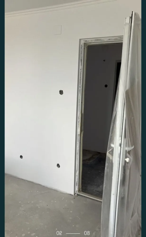 Apartament 2 camere - Apartament cu 2 camere, in Carei. Apartamentul are Bucătărie, baie, balcon închis din termopan; întregul spatiu este renovat parțial dar neterminat; se afla la etajul 8 iar blocul are lift, aflându-se in centrul orașului, este intr-o zona foarte accesibila pentru a ajunge rapid la magazine, farmacie, biserica, banca sau localuri, parc, etc. Detalii pe whatsapp sau telefon.