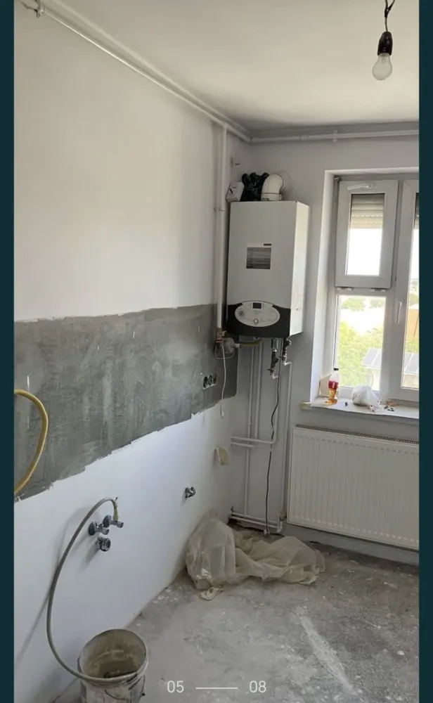 Apartament 2 camere - Apartament cu 2 camere, in Carei. Apartamentul are Bucătărie, baie, balcon închis din termopan; întregul spatiu este renovat parțial dar neterminat; se afla la etajul 8 iar blocul are lift, aflându-se in centrul orașului, este intr-o zona foarte accesibila pentru a ajunge rapid la magazine, farmacie, biserica, banca sau localuri, parc, etc. Detalii pe whatsapp sau telefon.