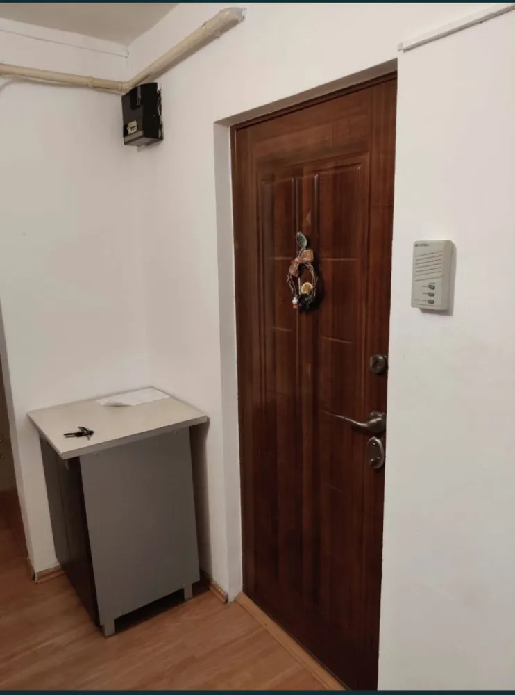 Apartament 2 camere etajul 1 - De vanzare apartament cu 2 camere decomandate la etajul 1 pe str.1 Mai,langa platane in MV2.Usa intrare antiefractie , parchet laminat si classic , mobila bucatarie moderna,frigider, pat matrimonial , boiler electric , jaluze,convectoare , 2 balcoane. Telefon 0 7 4 5 7 7 8 0 2 4.